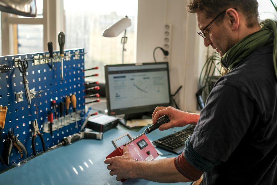 Det jobbes på høygir i Radonovas instrumentverksted